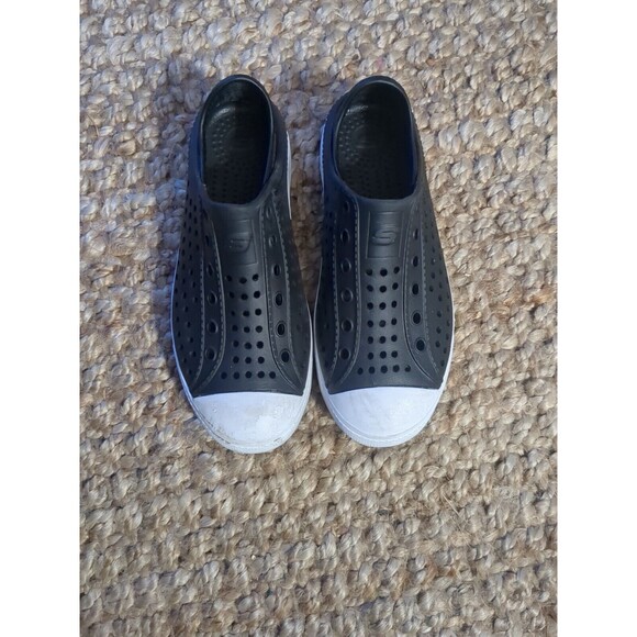 Unisex Bundle Of  2 Pairs Shoes Size 2  Red Vans Black Skechers. Light Wear. - Picture 2 of 16